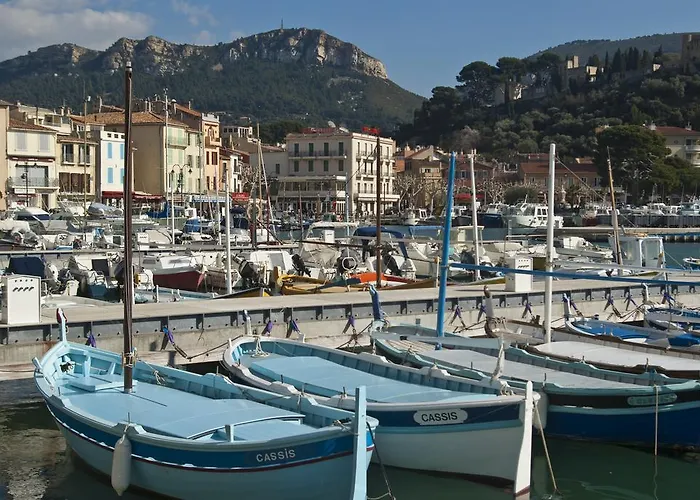 Les Barques, Vue Splendide Sur Le Port De Cassis