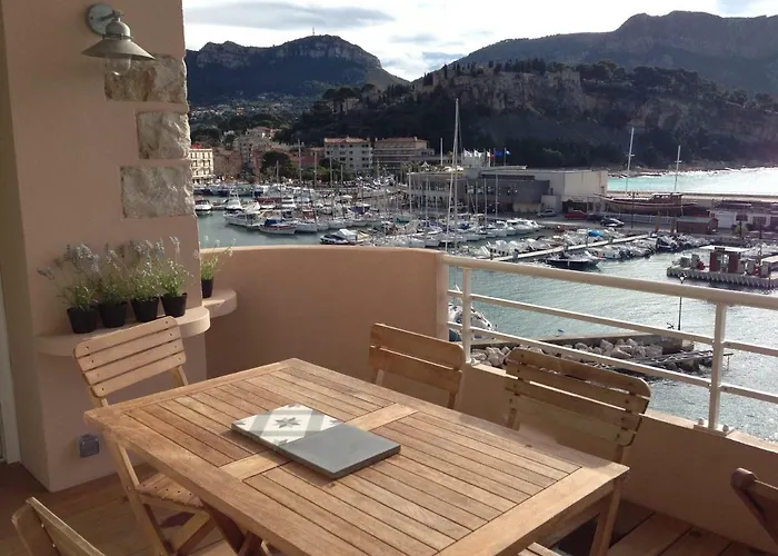 Les Barques, Vue Splendide Sur Le Port De * Cassis